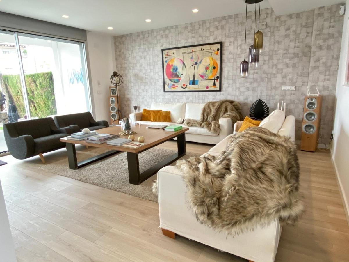 Front In With Amazing Sea Views Semidetached *